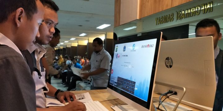 Warga memanfaatkan layanan e-form di Samsat Jakarta Selatan yang terlentak di komplek Mapolda Metro Jaya, Selasa (27/3/2018).