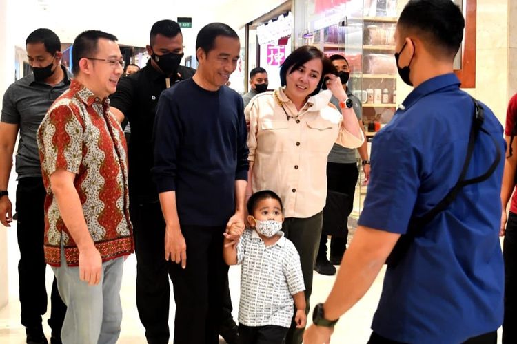 Presiden Joko Widodo bersama cucunya Panembahan Al Nahyan saat mengunjungi Sun Plaza, Kota Medan, Provinsi Sumatra Utara, pada Jumat (10/2/2023) malam. 