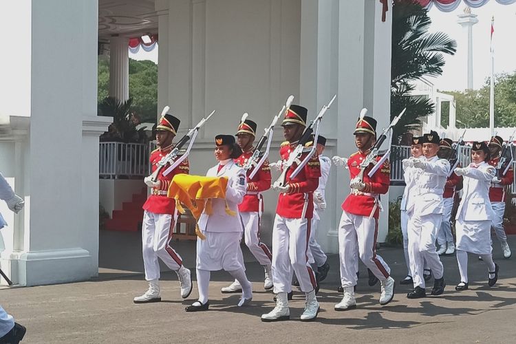Paskibraka pembawa baki bendera merah putih, Lilly Indriani Suparman Wenda bersama Tim Indonesia Maju usai melaksanakan tugasnya dalam upacara peringatan HUT Kemerdekaan RI ke-78 di Istana Merdeka, Kamis (17/8/2023).