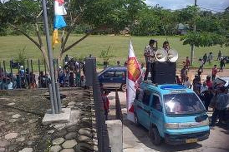 Tolak hasil pemilihan Presoden,1OO orang simpatisan Prabowo- Hatta berunjukrasa di kantor KPUD Sulawesi Tenggara.
