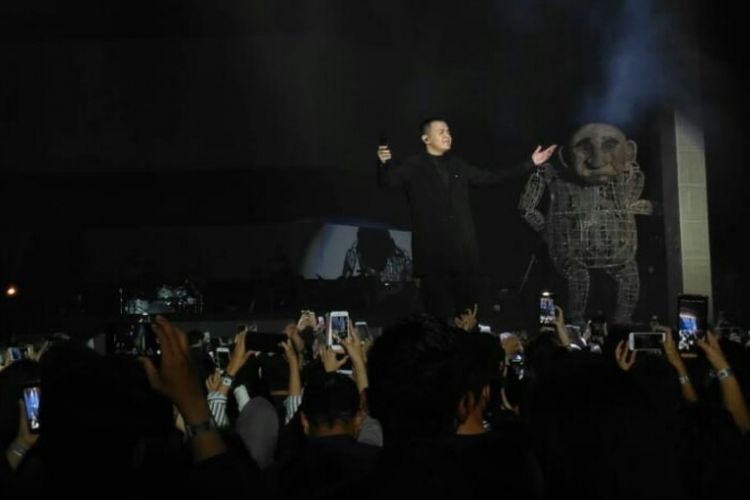 Penyanyi solo Tulus dalam Konser Monokrom di Istora, Senayan, Jakarta Selatan, Rabu (6/2/2019).