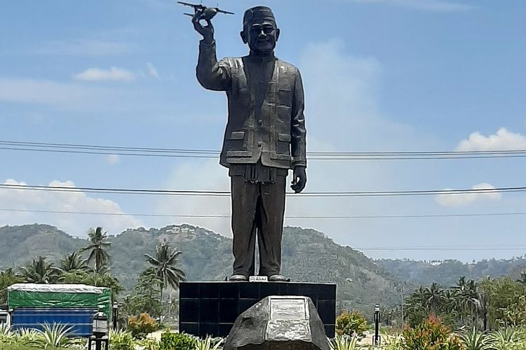 Patung BJ Habibie di Gorontalo