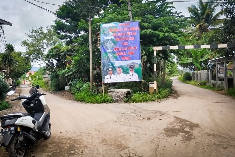 Warga 2 desa di Kecamatan Cihampelas, Kabupaten Bandung Barat memasang spanduk berisi pesan ultimatum Pilkada sebagai bentuk protes jalan rusak yang tak kunjung diperbaiki, Kamis (27/10/2022). 