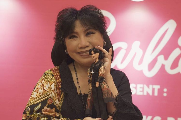 Anne Avantie dan boneka Barbie yang menggambarkan sosok dirinya.