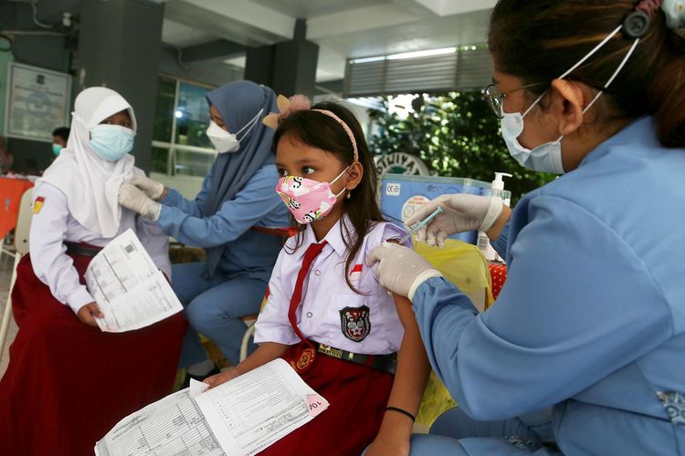 Salah satu siswa SD di Surabaya mengikuti vaksinasi anak usia 6-11 tahun.