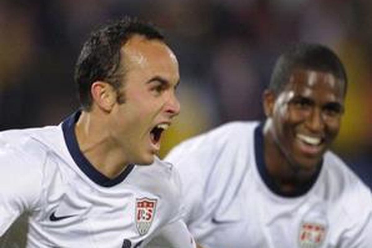 Landon Donovan (kiri), jadi penyelamat Amerika Serikat.