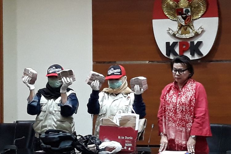 Wakil Ketua KPK Basaria Panjaitan dan Juru Bicara KPK Febri Diansyah dalam jumpa pers terkait OTT Bupati Cianjur di Gedung KPK Jakarta, Rabu (12/12/2018).