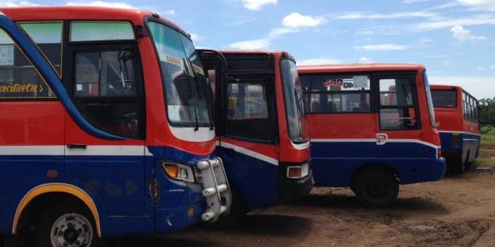 Penampakan armada bus metromini yang diamankan Dinas Perhubungan dan Transportasi DKI Jakarta dan ditampung sementara di Komplek Terminal Bus Rawa Buaya, Jakarta Barat, Selasa (22/12/2015). 














