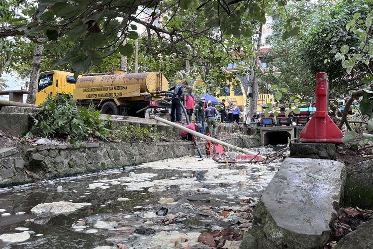 Limbah di Pantai Barat Pangandaran Mulai Disedot, DLH Soroti Drainase Pembuangan Limbah