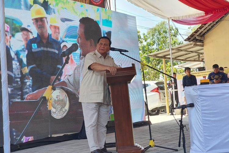 Menteri Pertahanan Republik Indonesia Prabowo Subianto saat di Kalurahan Wareng, Kapanewon Wonosari, Gunungkidul. Rabu (9/8/2023)