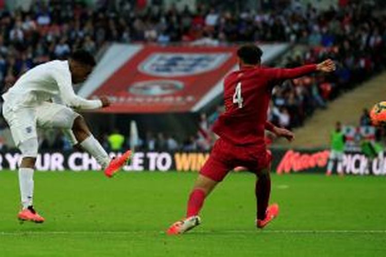 Penyerang tim nasional Inggris, Daniel Sturridge, melepaskan tembakan keras yang berujung gol pada laga uji coba melawan Peru di Stadion Wembley, Jumat atau Sabtu (31/5/2014) dini hari WIB. 