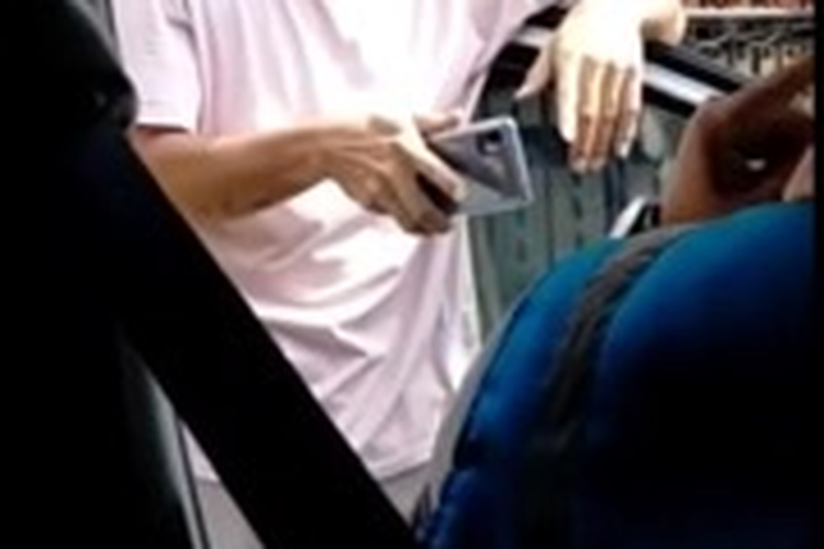 Tangkapan layar seorang perempuan petugas PLN di Medan diludahi pelanggan saat menagih tunggakan rekening listrik.