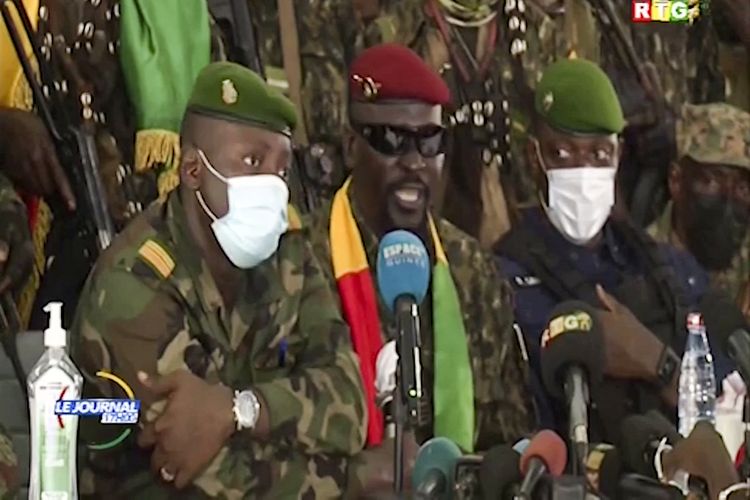 Tangkapan layar dari video memperlihatkan pemimpin kudeta Guinea, Letnan Kolonel Mamady Doumbouya, memakai baret merah dan kacamata hitam, berpidato di ibu kota Conakry, Senin (6/9/2021). Tentara melakukan kudeta Guinea setelah menahan Presiden Alpha Conde pada Minggu (5/9/2021).