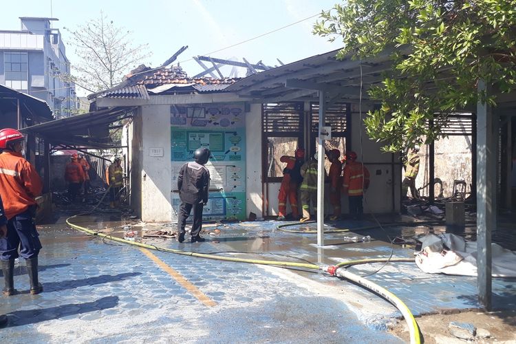 Satu unit bangunan di kawasan Rumah Tahanan Negara Kelas IIA Pondok Bambu, Jalan Pahlawan Revolusi, Duren Sawit, Jakarta Timur, terbakar, Jumat (4/10/2019).
