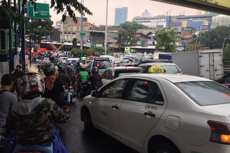 Kemacetan mengular dari Jalan KS Tubun menuju Pasar Tanah Abang, Jakarta Pusat. Pengendara bahkan membutuhkan waktu 30 menit hingga 1 jam hanya untuk menuju kawasan Pasar Tanah Abang, Rabu (18/4/2018). 