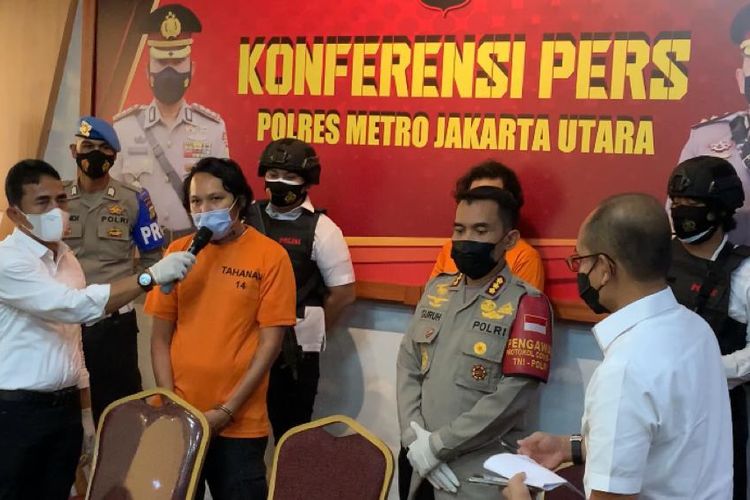 Vokalis band Deadsquad , Daniel Mardhany (berbaju tahanan orange) menghadiri rilis pers kasus penyalahgunaan narkotika di Polres Metro Jakarta Utara, Senin (3/5/2021).