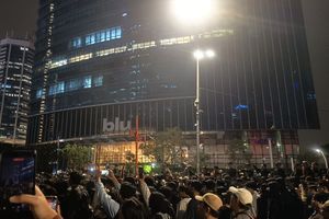 Demo Mahasiswa Depan Gedung UOB Bertahan hingga Malam, Jalan Sudirman Lumpuh Total