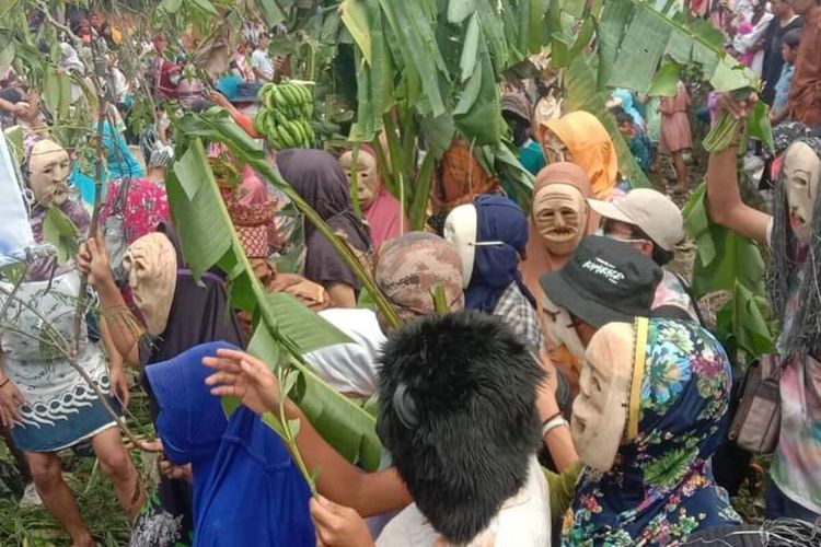 Kemeriahan Festival Sekura di Lampung Barat, Rabu (4/5/2022). Festival ini adalah ciri khas perayaan syawal di Lampung Barat.