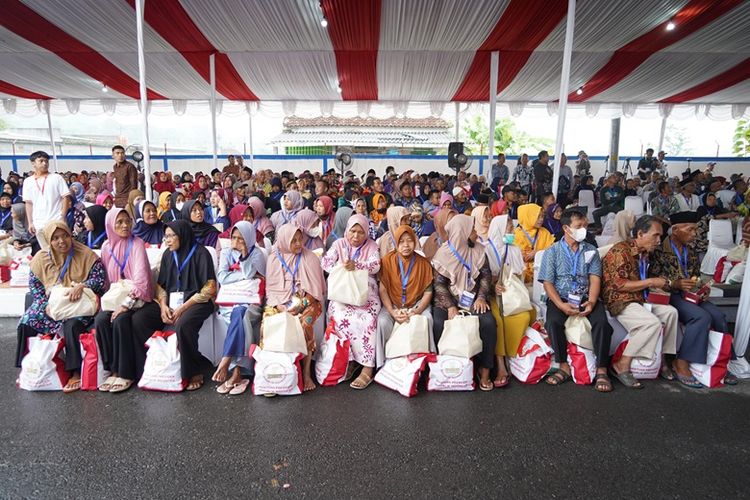 Para penerima bantuan beras Bantua Pangan di Yogyakarta.