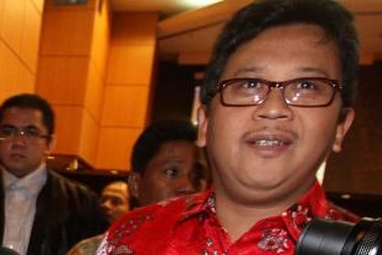 Wakil Sekretaris Jenderal PDI Perjuangan Hasto Kristianto di Gedung MK, Jakarta, Senin (1/4/2013).