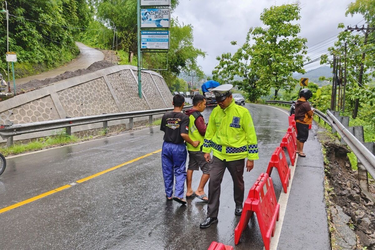 Hujan Deras Bahu Jalan Yogyakarta Wonosari Longsor