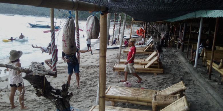 Suasana di Pantai Pandanan, Lombok Utara, NTB sangat nyaman. Tersedia fasilitas kursi malas dari bambu dan ayunan yang busa digunakan sepuasnya oleh pengunjung.