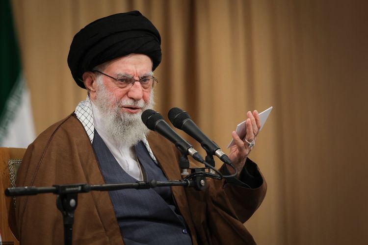 Pemimpin Tertinggi Iran Ayatollah Ali Khamenei saat berpidato di hadapan para murid di Teheran, 3 November 2025.