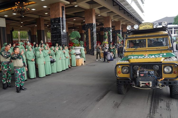 TNI Angkatan Darat mengirim 10 truk berisi bantuan sosial (bansos) untuk korban gempa di Cianjur, Jawa Barat, dari Markas Besar TNI Angkatan Darat (Mabesa), Jakarta, Selasa (6/12/2022).