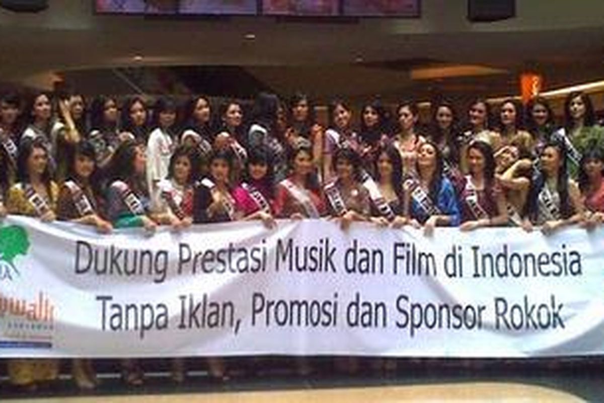 Sebagai duta antitembakau, 38 finalis Puteri Indonesia 2010 tampil dalam aksi peduli bersama Komnas Pengendalian Tembakau bertema Sehat, Cerdas dan Berprestasi tanpa Rokok di Sudirman City Walk, Jakarta, Sabtu (2/10/2010).