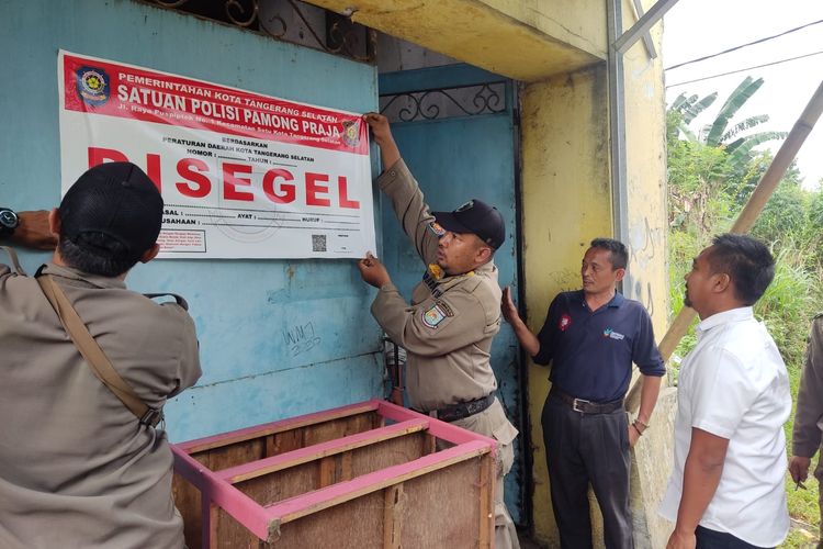 Satpol PP Kota Tangsel menggerebek sebuah rumah di Pamulang Barat, Tangerang Selatan pada Selasa (11/10/2022) terkait dugaan praktik prostitusi.