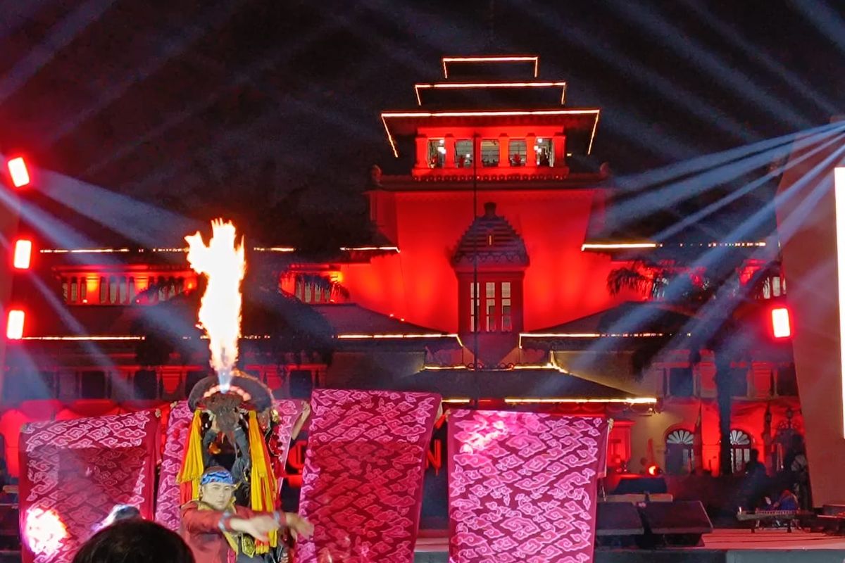 Salah satu jenis kesenian Sunda ditampilkan di depan Gedung Sate, Bandung.  