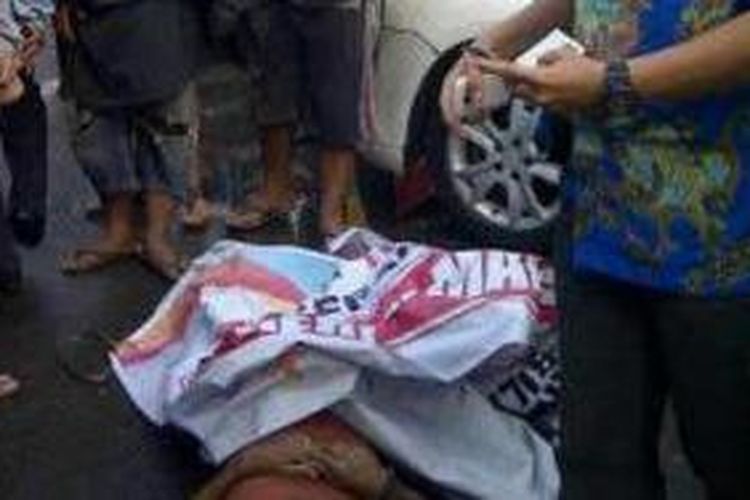 Wildani alias Ucok Ompong (64) penduduk Deli Tua yang sehari-hari berdagang stiker di seputaran Lapangan Merdeka Medan, tewas terjatuh beberapa saat setelah memanjat tiang, Minggu (19/4/2015) petang. 