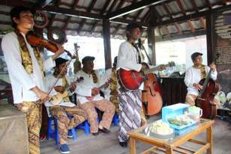 Grup musik Kroncong Cafrinho Tugu yang sedang memainkan musik kroncong tugu. Musik kroncong tugu sendiri merupakan seni musik akulturasi dari budaya Prtugis, Melayu, Arab dan Betawi.
