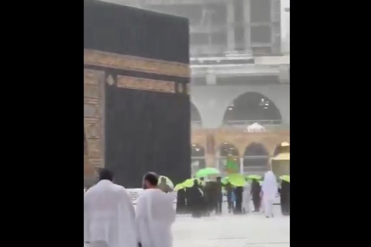 Tangkapan layar video yang merekam fenomena hujan es di dalam Masjidil Haram dan diunggah akun Twitter pemerintah Mekkah pada Selasa (27/4/2021).