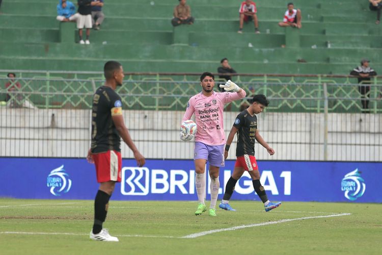 Adilson Maringa memberikan instruksi kepada rekan setimnya dalam laga pekan ke-20 Liga 1 2023-2024 antara Madura United vs Bali United di Gelora Bangkalan, Kamis (23/11/2023).