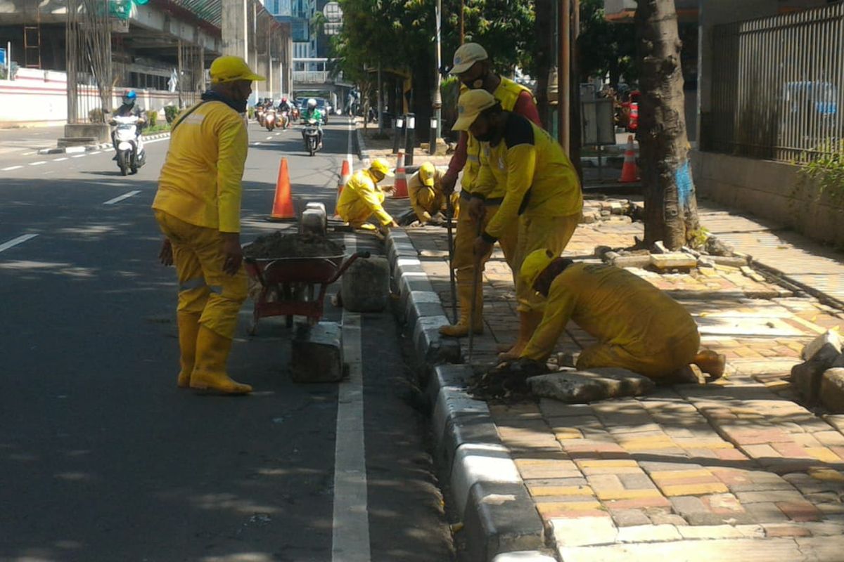 Sebanyak 6.132 titik trotoar rusak di Jakarta Selatan telah diperbaiki sejak bulan Januari hingga Oktober 2020.