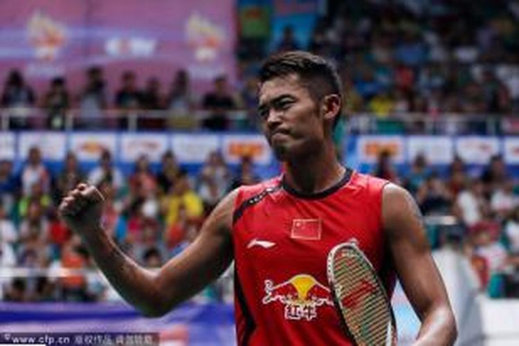 Tunggal putra China, Lin Dan, mengepalkan tangan usai memenangi pertandingan melawan Nguyen Tien Minh dari Vietnam pada babak semifinal BWF World Championships 2013, di Guangzhou, China, Sabtu (10/8/2013).