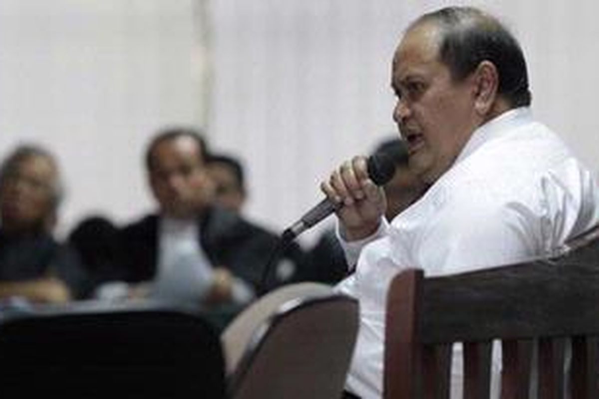 Mantan Ketua Komisi IX DPR Emir Moeis saat bersaksi dalam persidangan kasus cek perjalanan dalam pemilihan Deputi Gubernur Senior Bank Indonesia yang melibatkan terdakwa Panda Nababan di Pengadilan Tindak Pidana Korupsi, Jakarta, Rabu (18/5/2011).