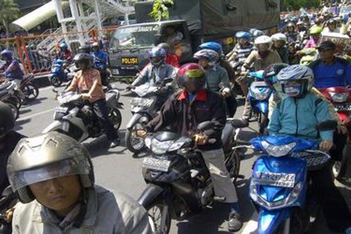 Ribuan buruh memadati jalan menuju Gedung Grahadi, Surabaya, Senin (19/11/2012). Mereka menuntut penetapan UMK di lima daerah di Jatim sebesar Rp 2,2 juta.  