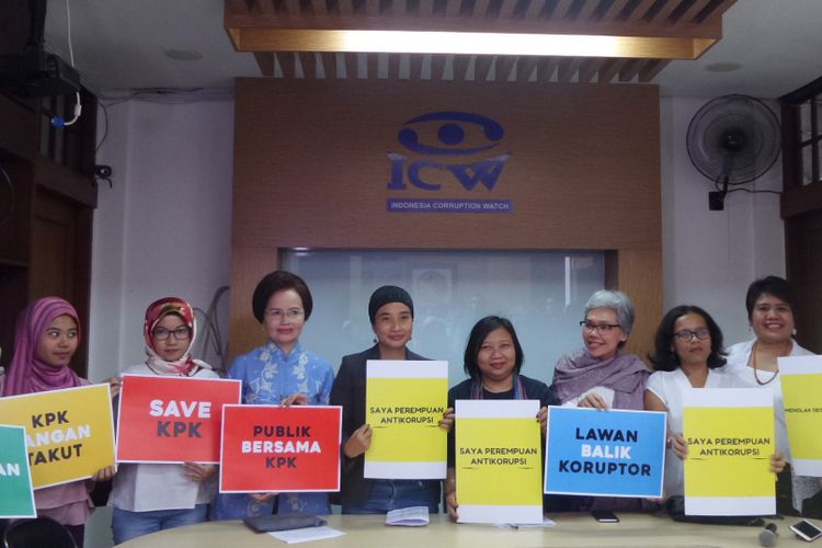 Aktivis perempuan yang tergabung dalam koalisi perempuan antikorupsi meminta kejelasan proses hukum terhadap pelaku penyiraman Novel Baswedan di sekretariat ICW, Jakarta, Minggu (23/4/2017).