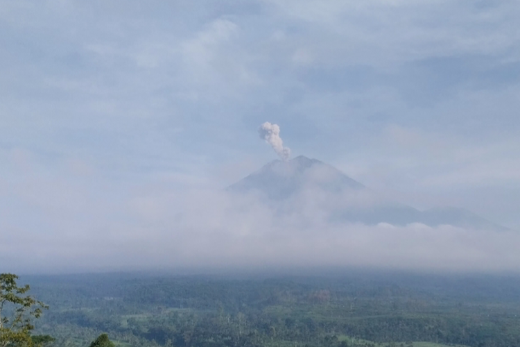Gunung Semeru Meletus 3 Kali Kamis Pagi, Warga Diminta Tak Beraktivitas di Besuk kobokan