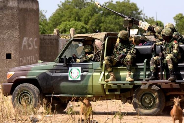 Sejumlah prajurit Senegal berpatroli di dekat perbatasan Gambia, menunggu perintah untuk memasuki negeri kecil itu. Krisis politik di Gambia memicu negara-negara Afrika Barat memobilisasi tentara untuk menyiapkan intervensi militer ke negeri kecil itu.