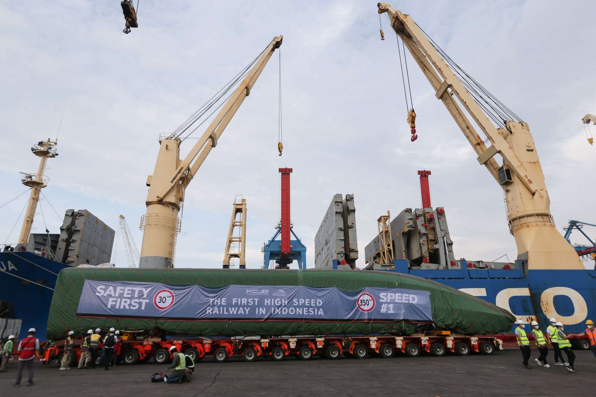 Rangkaian Kereta Cepat Jakarta-Bandung diturunkan dari kapal di Pelabuhan Tanjung Priok, Jakarta, Jumat (2/9/2022). Rangkaian kereta tersebut merupakan pengiriman tahap awal dari pelabuhan Qingdao di Provinsi Shandong, China, pada 21 Agustus 2022 lalu.