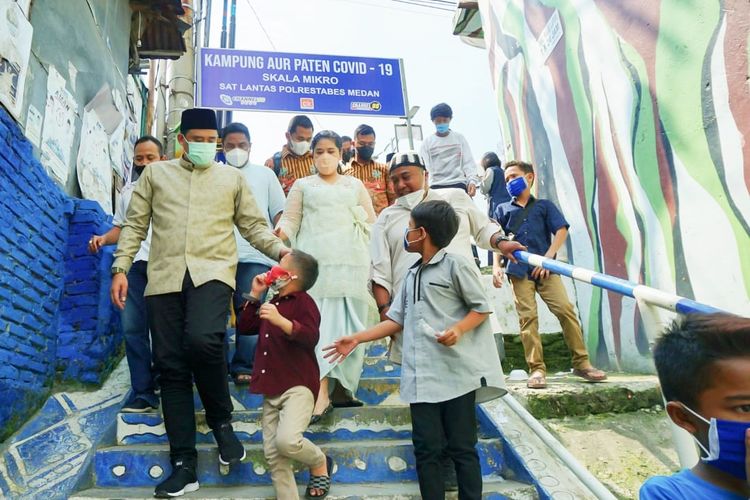 Wali Kota (Walkot) Medan Bobby Nasution bersama Ketua Tim Penggerak Pemberdayaan dan Kesejahteraan Keluarga (TP PKK) Kota Medan Kahiyang Ayu saat meninjau lokasi banjir Sungai Deli di Jalan Brigjen Katamso, Kelurahan Aur, Kecamatan Medan Maimun pada Kamis (13/5/2021).