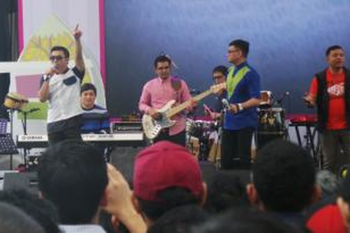 Grup band Kahitna tampil dalam Syukuran Kompas Gramedia 2015: Pesta Rakyat di pelataran parkir Gedung Kompas Gramedia, Jalan Palmerah Selatan, Jakarta Pusat, Kamis (22/1/2015) siang. 