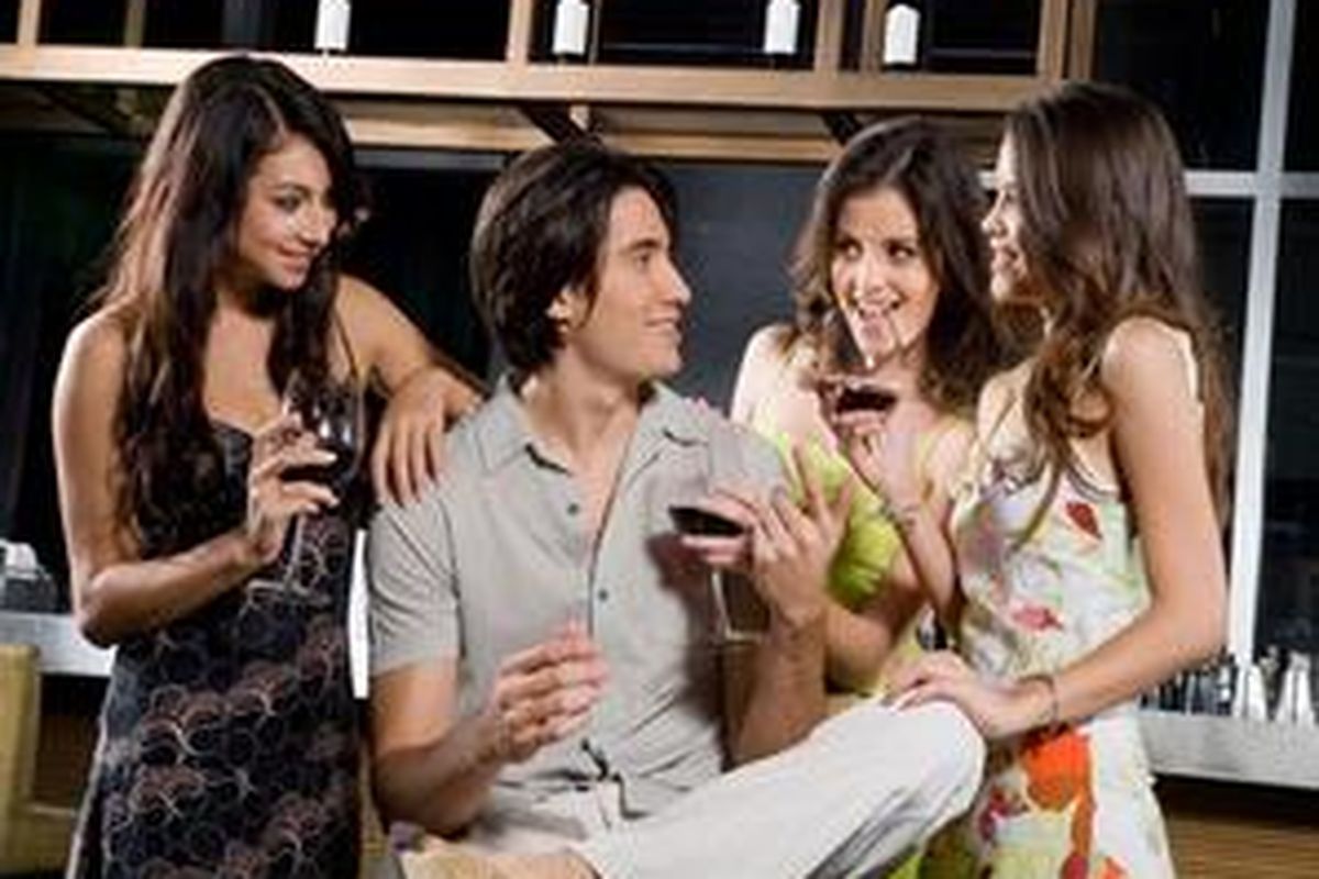 Tipe physical flirt cenderung mampu mendapatkan perhatian wanita dengan cepat.