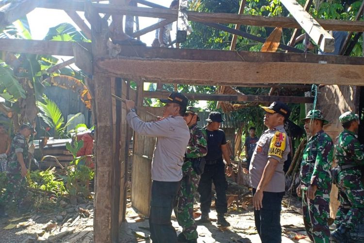 Personil Polres Luwu melakukan bedah rumah secara serentak di sepuluh kecamatan di Luwu, Jumat (11/01/2019)