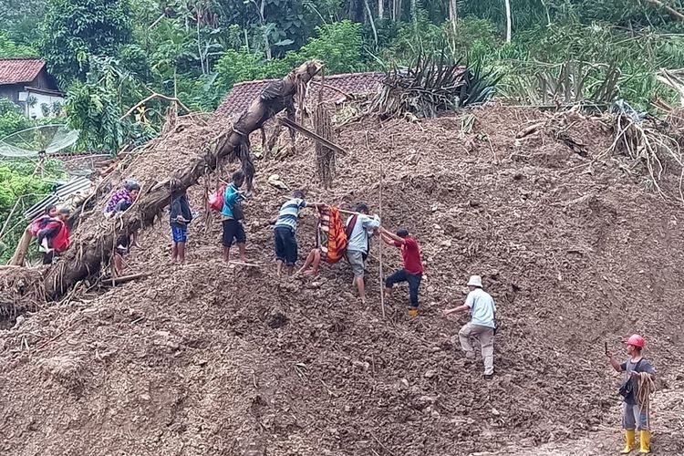 Longsor melanda Citulang, Desa Kutabima, Kecamatan Cimanggu, Kabupaten Cilacap, Jawa Tengah, Kamis (31/3/2022) malam.