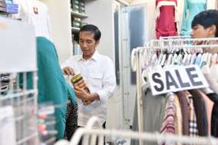 Presiden Joko Widodo di sela-sela kunjungan kerjanya menyempatkan diri berbelanja di Plaza Pekalongan, Minggu (7/1/2017).