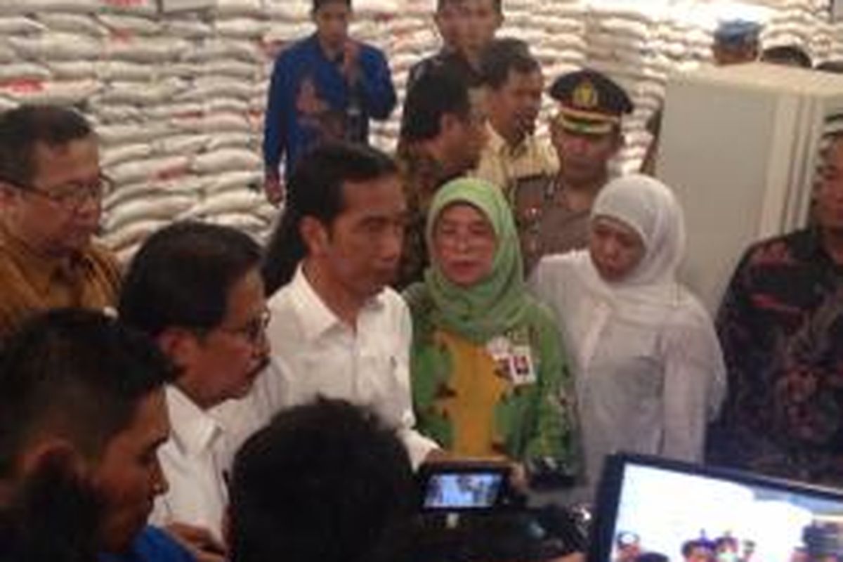 Presiden Jokowi dalam kunjungannya ke salah satu Gudang Beras Bulog di, Jakarta Utara, Rabu (25/2/2015).
